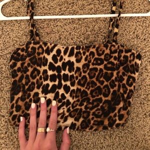 (S) leopard print 🐆 mid-stomach crop top.